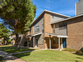 Country Crest Townhomes in Odessa, TX - Foto de edificio - Building Photo