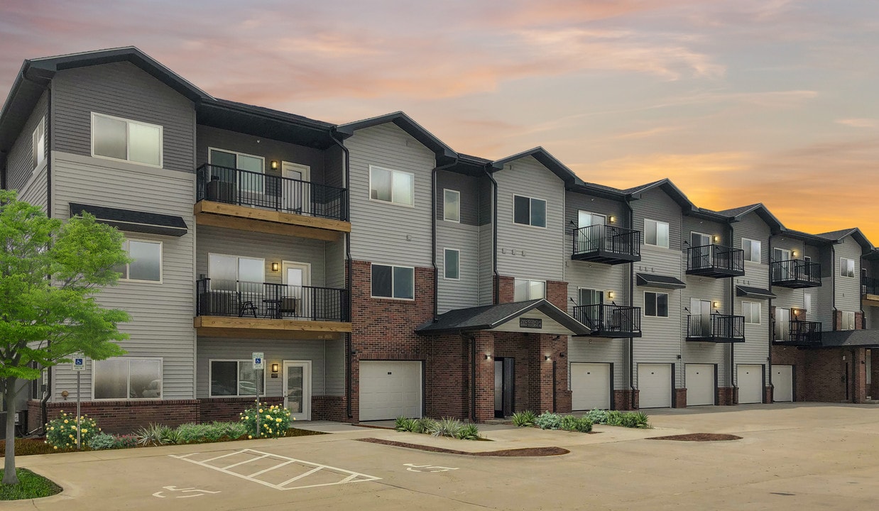 The Enclave at Dry Creek in Cedar Rapids, IA - Building Photo