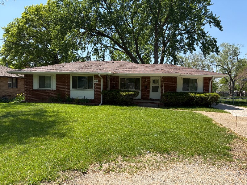 1620-1622 63rd St in Windsor Heights, IA - Building Photo