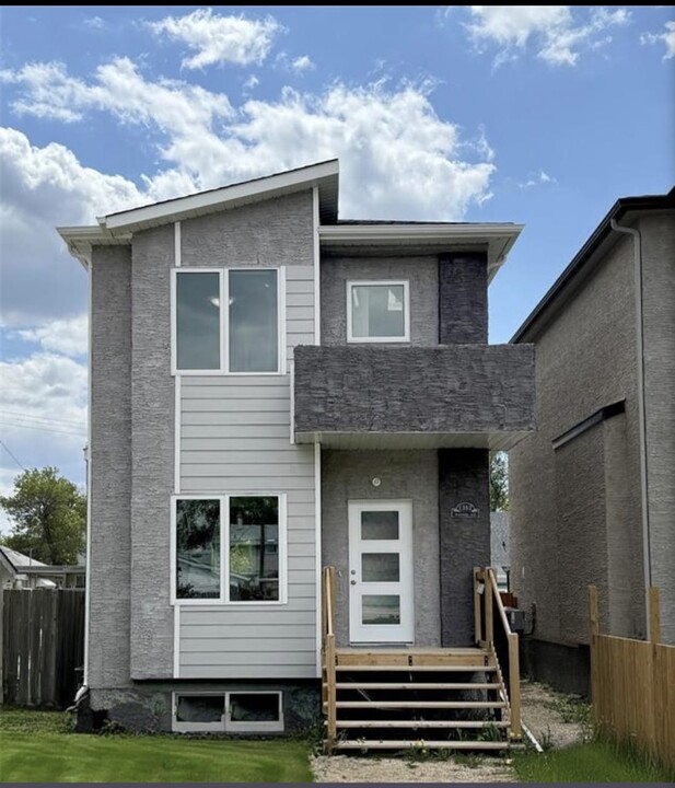 1352 Magnus Ave in Winnipeg, MB - Building Photo