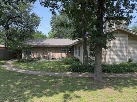 2614 W Newton Cir in Irving, TX - Building Photo