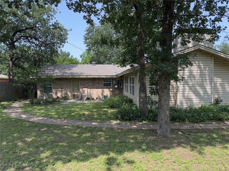 2614 W Newton Cir in Irving, TX - Building Photo