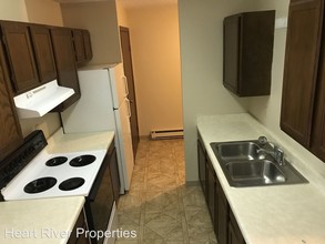308 Sunrise Dr in Belfield, ND - Foto de edificio - Building Photo