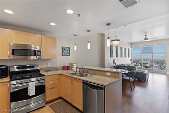 150 Las Vegas Blvd N, Unit 1802 in Las Vegas, NV - Foto de edificio - Building Photo