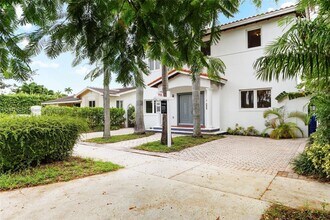 527 SW 20th Rd in Miami, FL - Building Photo - Building Photo