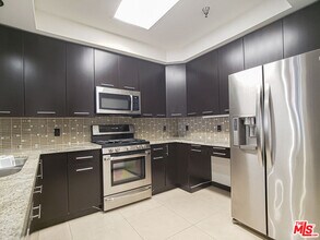520 S Kingsley Dr-Unit -203 in Los Angeles, CA - Building Photo - Building Photo