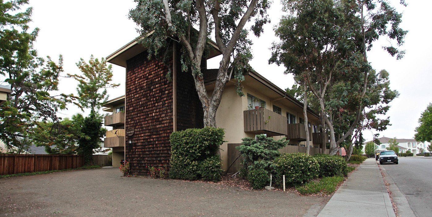 300 Oxford Way in Belmont, CA - Building Photo