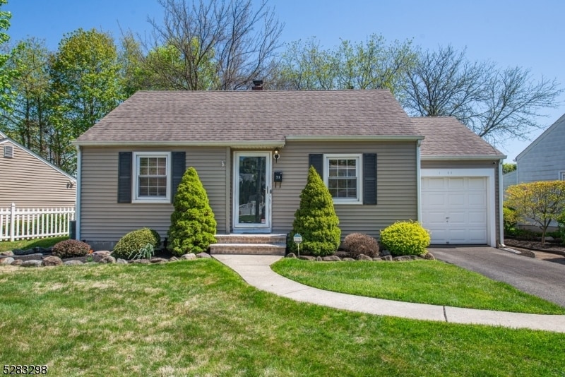 71 Surrey Ln in Clifton, NJ - Building Photo