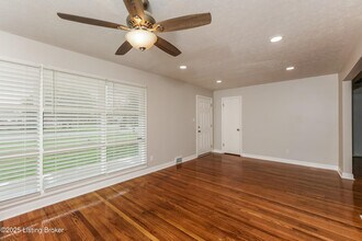 5505 W Pages Ln in Louisville, KY - Foto de edificio - Building Photo
