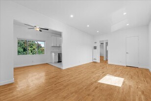 2464 Penmar Ave in Los Angeles, CA - Building Photo