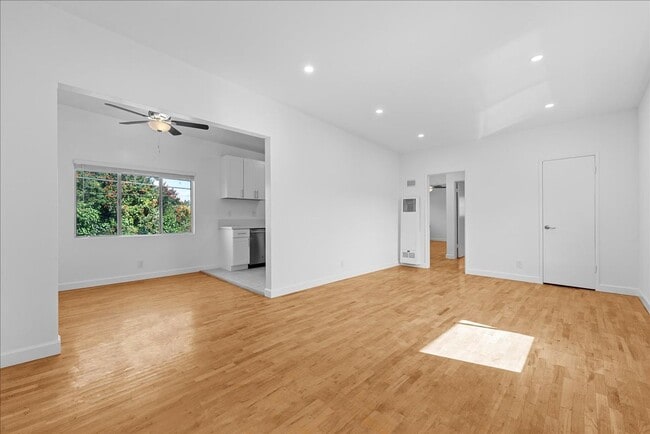 property at 2464 Penmar Ave