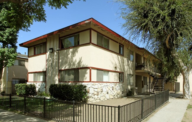 619 W Bellevue Dr in Anaheim, CA - Foto de edificio - Building Photo