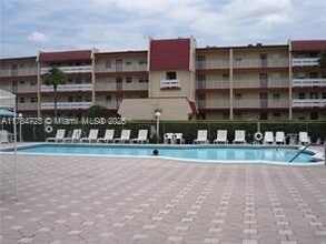 1025 Country Club Dr in Margate, FL - Building Photo - Building Photo