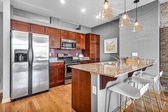 106 W Seeboth St in Milwaukee, WI - Building Photo - Building Photo