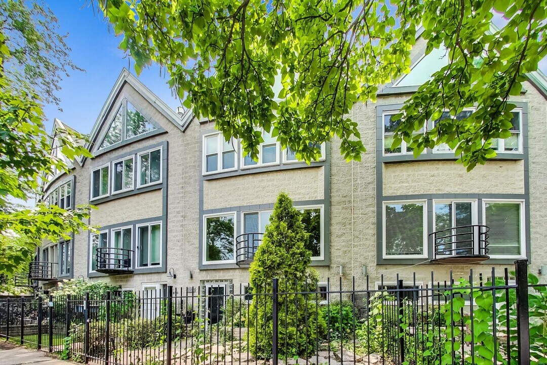 1872 N Oakley Ave in Chicago, IL - Building Photo