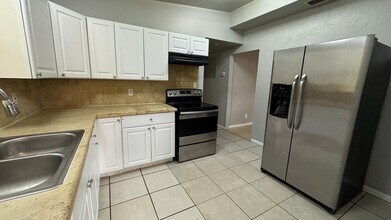 1053 Cherbourg Ave E in Jacksonville, FL - Foto de edificio - Building Photo