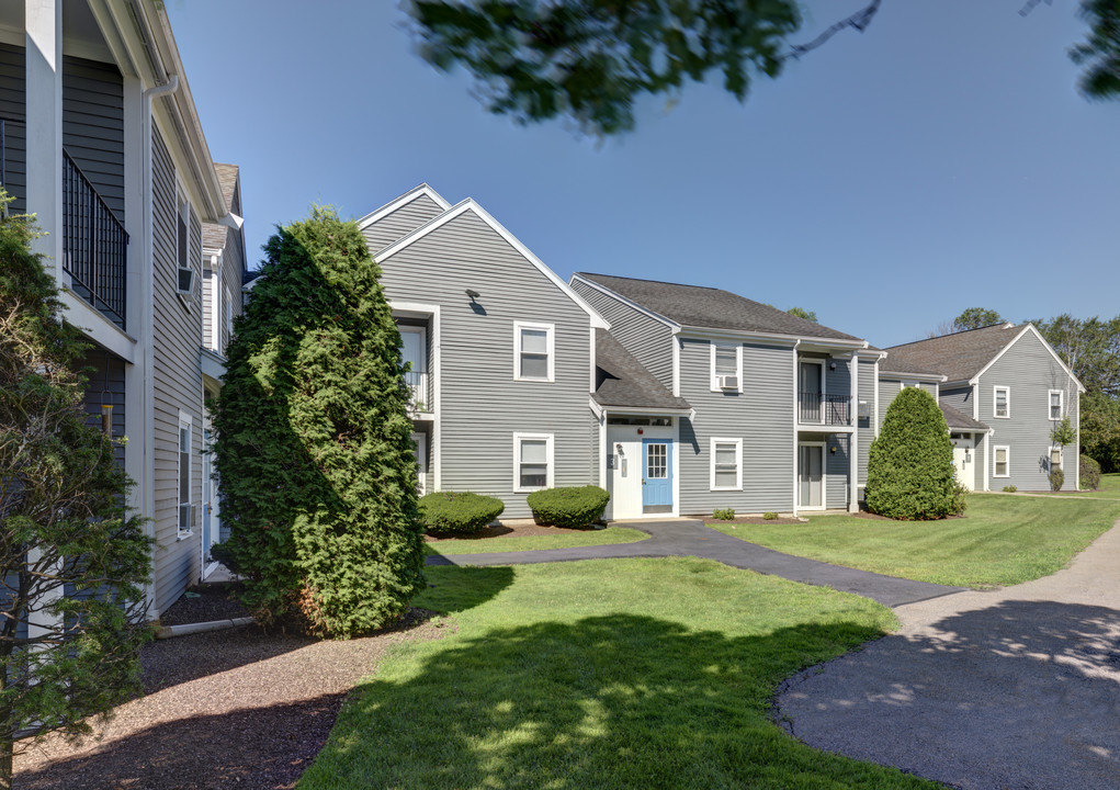 Blue Hills Village in Canton, MA - Foto de edificio