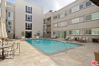 1025 Kings Rd in West Hollywood, CA - Building Photo - Building Photo