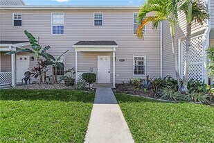 6091 Lakefront Dr in Ft. Myers, FL - Building Photo