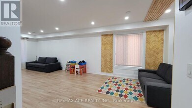 2452 Steeplechase St in Oshawa, ON - Building Photo - Building Photo