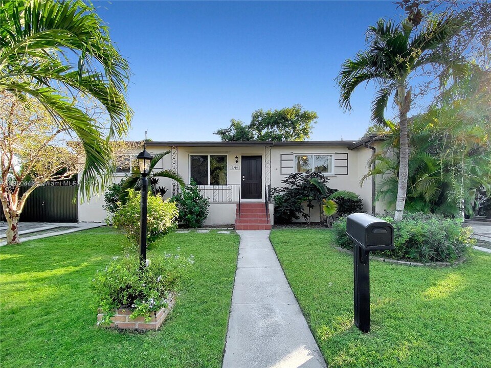 7910 SW 17th Terrace in Miami, FL - Building Photo