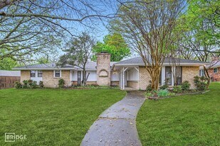 1724 Midcrest Dr, Unit 207 in Plano, TX - Building Photo