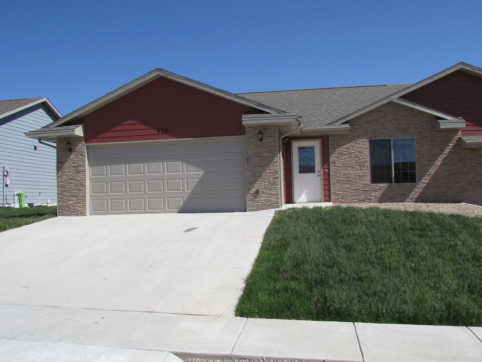 420 Sapphire Ln in Rapid City, SD - Building Photo