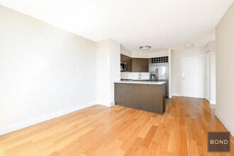 776 Sixth Avenue in New York, NY - Building Photo - Building Photo