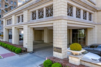 Residences at the Stoneleigh in Dallas, TX - Building Photo - Building Photo