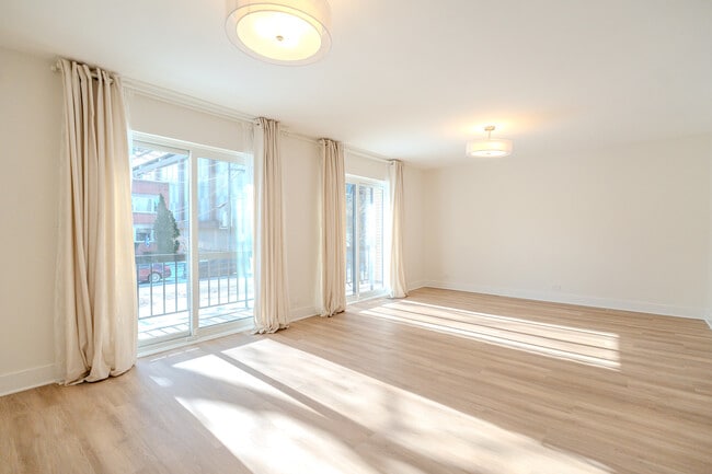 2740 W Farragut Ave in Chicago, IL - Building Photo - Building Photo