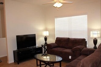 2746 Oakwater Dr in Kissimmee, FL - Building Photo - Building Photo