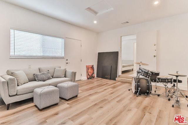 21905 Viscanio Rd in Los Angeles, CA - Building Photo - Building Photo