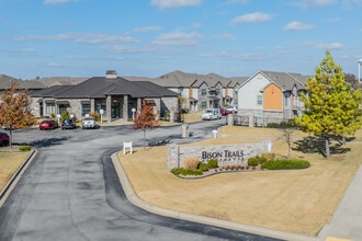 Bison Trails Apartments in Bartlesville, OK - Foto de edificio - Building Photo