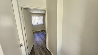 2241 Florencita Dr W in Montrose, CA - Building Photo - Building Photo