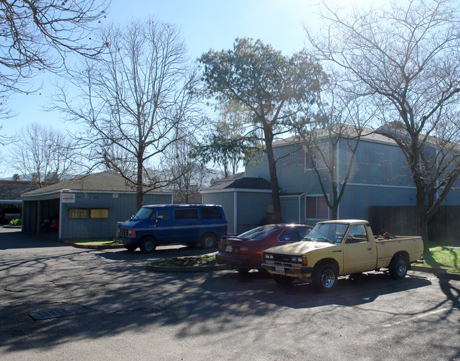 2356-2380 Corby Ave in Santa Rosa, CA - Foto de edificio - Building Photo