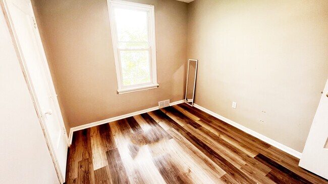 5604 Pocusset St, Unit Apartment 2 in Pittsburgh, PA - Building Photo - Building Photo
