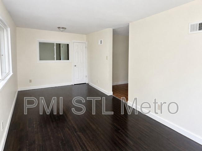 10501 Duke Dr in St. Louis, MO - Building Photo - Building Photo