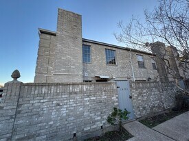 7400 Bellerive Dr in Houston, TX - Building Photo