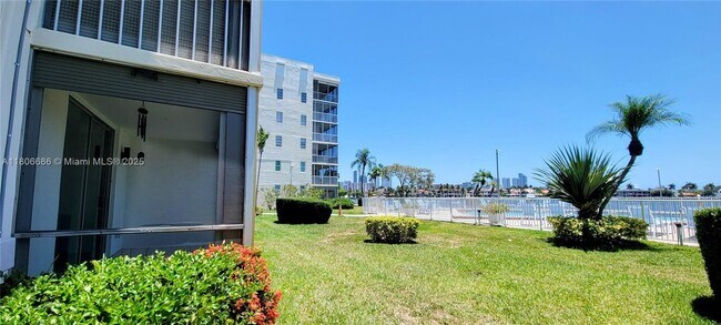 3010 Marcos Dr in Aventura, FL - Building Photo - Building Photo