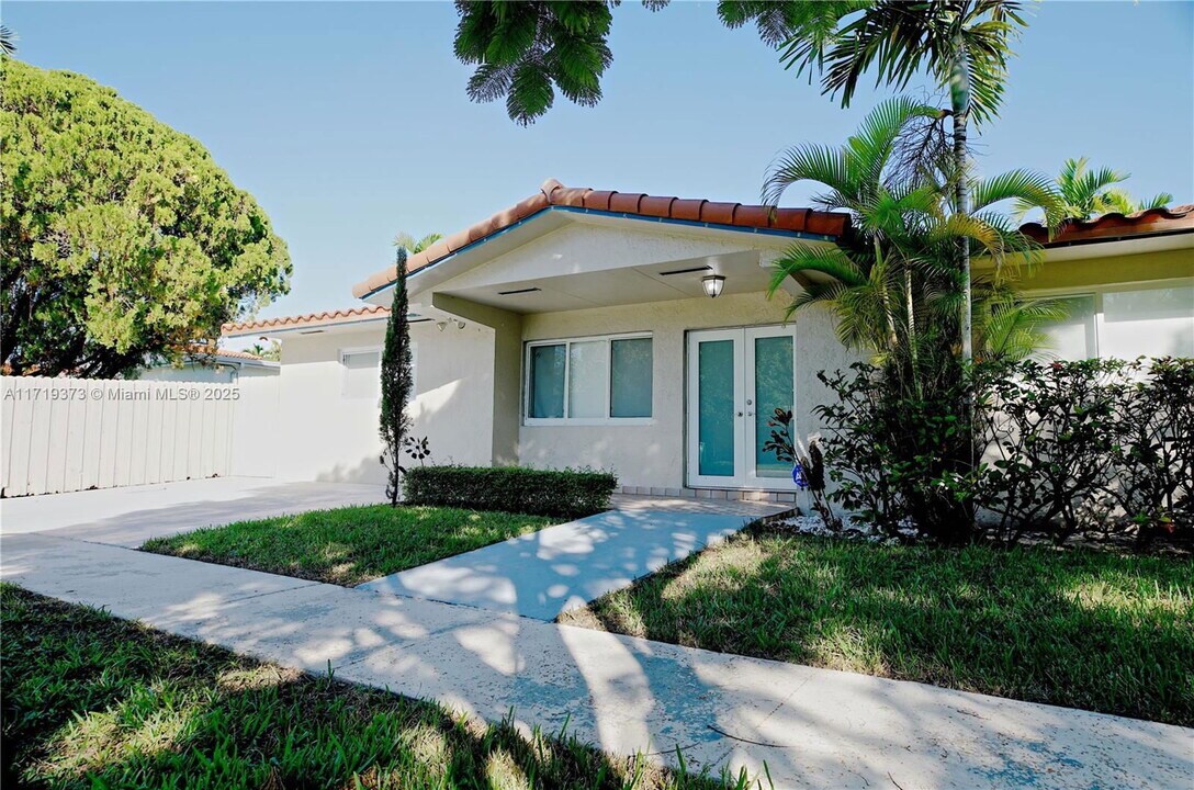 2832 SW 68th Ave in Miami, FL - Building Photo