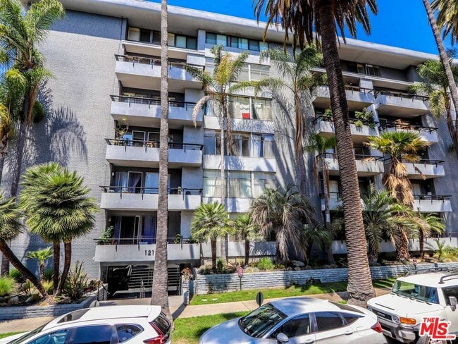 121 S Palm Dr in Beverly Hills, CA - Foto de edificio - Building Photo
