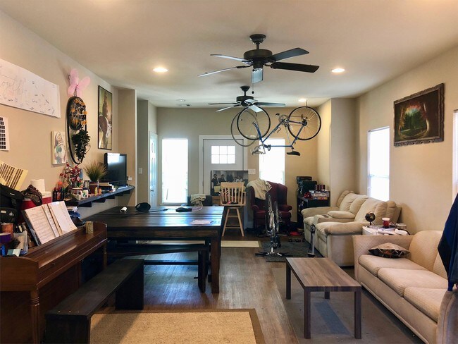 705 Wellborn Rd in College Station, TX - Building Photo - Building Photo