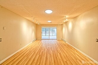 58 Essex Rd in Monroe Township, NJ - Foto de edificio - Building Photo