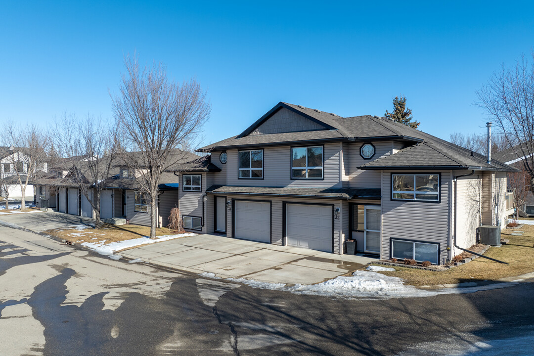 103 Fairways Dr NW in Airdrie, AB - Building Photo