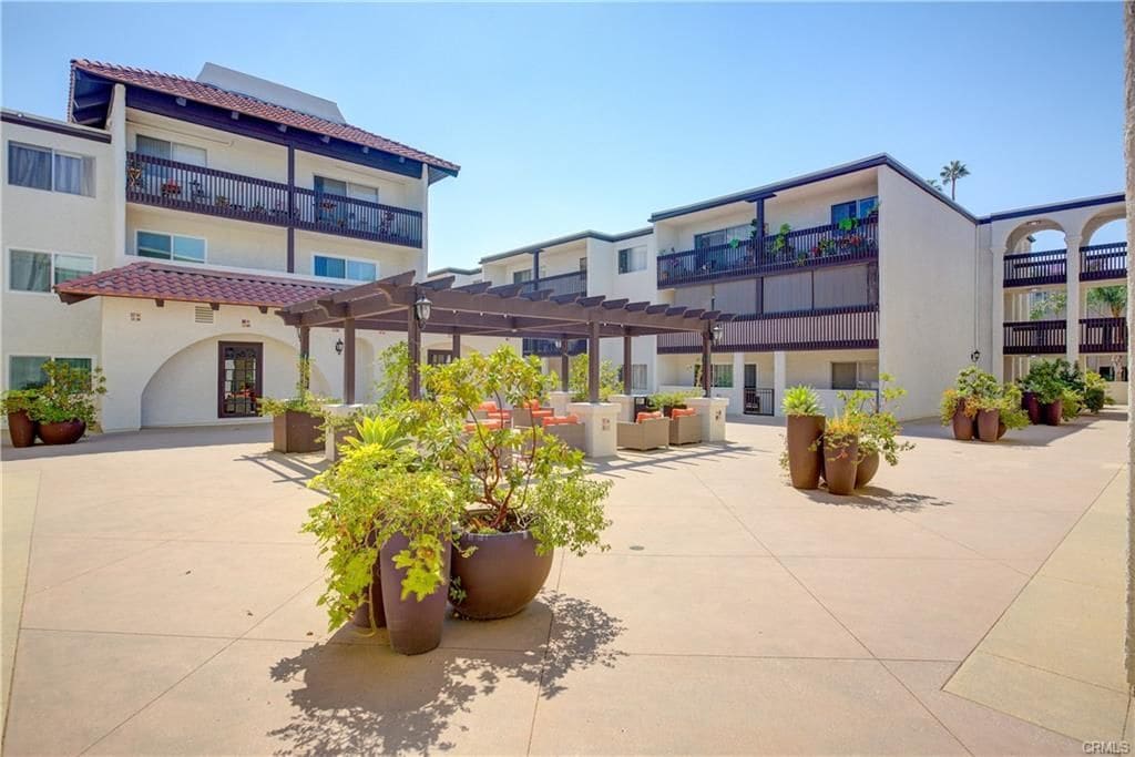 5334 Lindley Ave in Los Angeles, CA - Building Photo