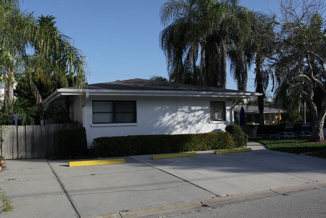 Siesta Key in Sarasota, FL - Foto de edificio - Building Photo
