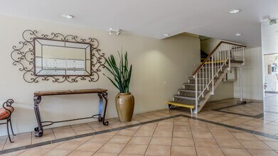 Glen Arbor Villas in Los Angeles, CA - Foto de edificio - Lobby