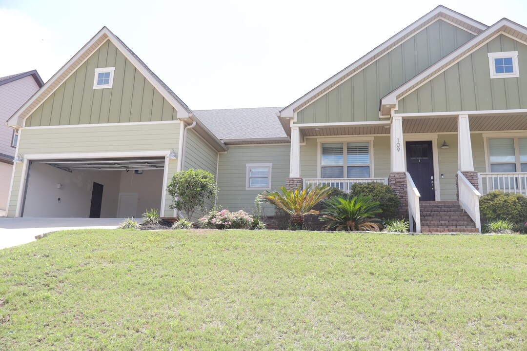 109 Oxford St in Enterprise, AL - Building Photo