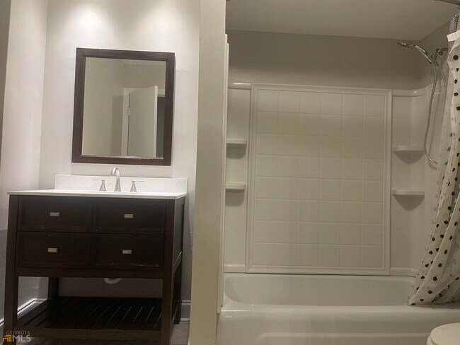 3113 Colonial Way-Unit -N in Atlanta, GA - Foto de edificio - Building Photo