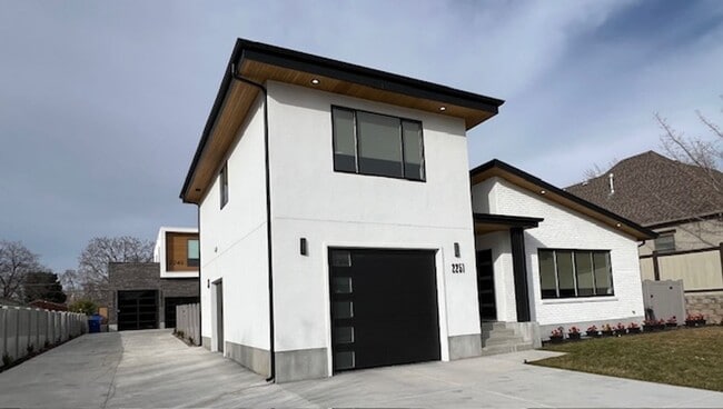 2251 Lincoln Ln in Holladay, UT - Building Photo - Building Photo